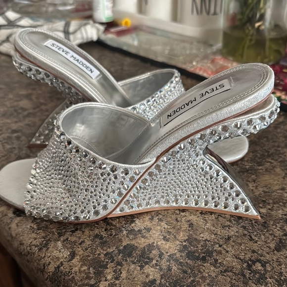 ONLY. 32. Steve Madden Silver Rhinestone Mules. - Picture 1 of 9